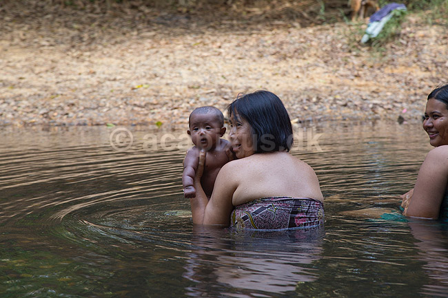 Baby med bedstemor. Familie af mor, baby og bedstemor bader i flod i Thailand; ; ; Thailand; ; ; Hygiejne