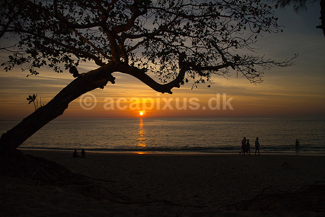 Solnedgang i Thailand. Solnedgang ved stranden i Khao Lak i Thailand; ; ; Thailand; ; ; sev�rdigheder, rejser, turisme, badeferie