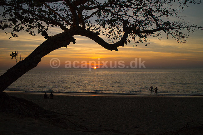 Solnedgang i Thailand. Solnedgang ved stranden i Khao Lak i Thailand; ; ; Thailand; ; ; sev�rdigheder, rejser, turisme, badeferie