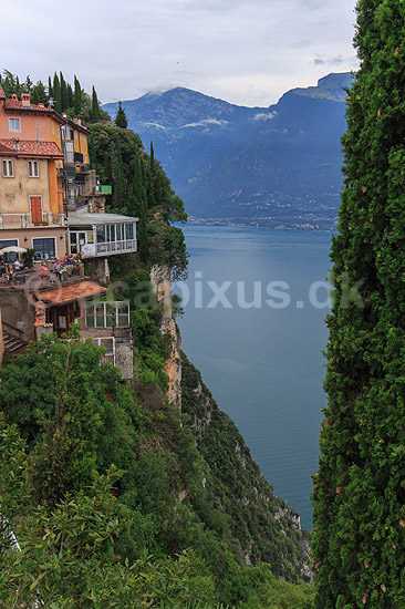 Gardas�en. Udsigt over Gardas�en, Lago di Garda, fra byen Pieve med bjerge i baggrunden; ; Gardas�en / Pieve; Italien; ; landskaber; 25010 Pieve BS, s�er