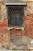 Murv�rk. Gammel slidt mur med st�lgitter foran vindue i Venedig  Venedig Italien   Mursten, m�rtel, slidtage, huse