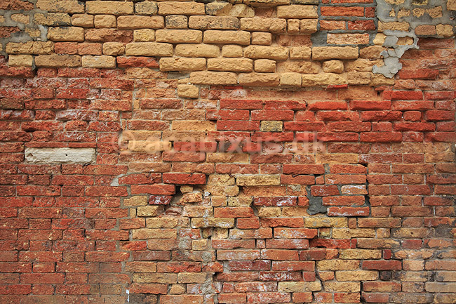 Murv�rk. Gammel slidt mur i Venedig; ; Venedig; Italien; ; ; Mursten, m�rtel, slidtage, huse