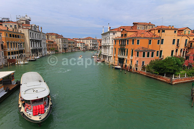 Venedig. Vaporetto (offentlig kanalf�rge) p� Canal Grande i Venedig. Set fra Ponte dell' Accademia; ; Venedig; Italien; ; sev�rdigheder; transport, f�rger, turisme
