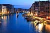 Venedig. Gondoler p� Canal Grande i Venedig i skumringen. Set fra Rialto broen  Venedig Italien  sev�rdigheder turisme, gondol