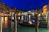 Venedig. Gondoler p� Canal Grande i Venedig i skumringen med Rialto broen i baggrunden  Venedig Italien  sev�rdigheder turisme, gondol