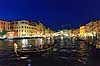 Venedig. Gondoler p� Canal Grande i Venedig i skumringen med Rialto broen i baggrunden  Venedig Italien  sev�rdigheder turisme, gondol