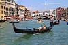 Venedig. Gondoler p� Canal Grande i Venedig med Rialto broen i baggrunden  Venedig Italien  sev�rdigheder turisme, gondol