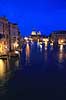 Venedig. Canal Grande i aftenskumringen i Venedig. Set fra Ponte dell' Accademia med St Maria of Salute Basilica i baggrunden  Venedig Italien  sev�rdigheder turisme