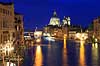 Venedig. Canal Grande i aftenskumringen i Venedig. Set fra Ponte dell' Accademia med St Maria of Salute Basilica i baggrunden  Venedig Italien  sev�rdigheder turisme