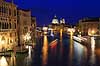Venedig. Canal Grande i aftenskumringen i Venedig. Set fra Ponte dell' Accademia med St Maria of Salute Basilica i baggrunden  Venedig Italien  sev�rdigheder turisme