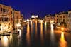 Venedig. Canal Grande i aftenskumringen i Venedig. Set fra Ponte dell' Accademia med St Maria of Salute Basilica i baggrunden  Venedig Italien  sev�rdigheder turisme