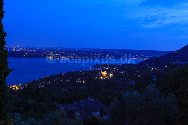 Gardas�en. Udsigt over Gardas�en, Lago di Garda, fra byen Supiane ved Gardone Riviera; ; Gardas�en / Gardone Riviera; Italien; ; landskaber; turisme