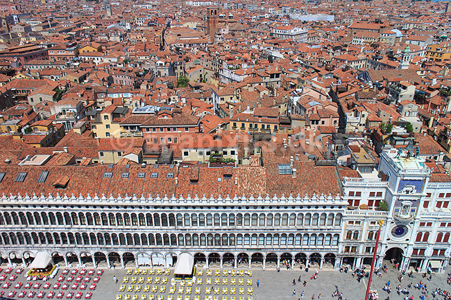 Venedig. Bygninger (Procuratie Vecchie) og klokket�rnet (Torre dell'Orologio) p� Markuspladsen set fra Markust�rnet (Campanile di San Marco) med Venedig i baggrunden; ; Venedig; Italien; ; sev�rdigheder; turisme