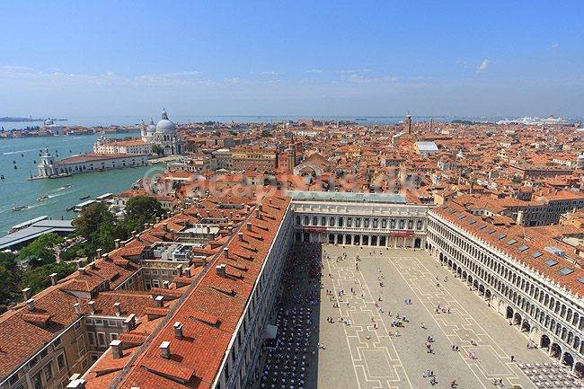 Venedig. Markuspladsen (Piazza San Marco) med Procuratie Vecchie til h�jre og Procuratie Nuove til venstre set fra Markust�rnet (Campanile di San Marco) med Venedig i baggrunden; ; Venedig; Italien; ; sev�rdigheder; turisme