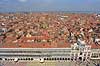 Venedig. Bygninger (Procuratie Vecchie) og klokket�rnet (Torre dell'Orologio) p� Markuspladsen set fra Markust�rnet (Campanile di San Marco) med Venedig i baggrunden  Venedig Italien  sev�rdigheder turisme