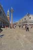 Venedig. Markuspladsen (Piazza San Marco) med Dogepaladset (Museo di Palazzo Ducale) til h�jre og Markust�rnet (Campanile di San Marco) til venstre  Venedig Italien  sev�rdigheder turisme