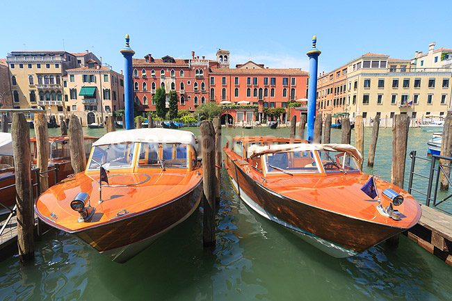 Venedig. Motorb�de fort�jret p� Canal Grande i Venedig; ; Venedig; Italien; ; sev�rdigheder; turisme