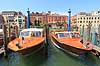 Venedig. Motorb�de fort�jret p� Canal Grande i Venedig  Venedig Italien  sev�rdigheder turisme