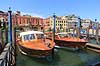 Venedig. Motorb�de fort�jret p� Canal Grande i Venedig  Venedig Italien  sev�rdigheder turisme