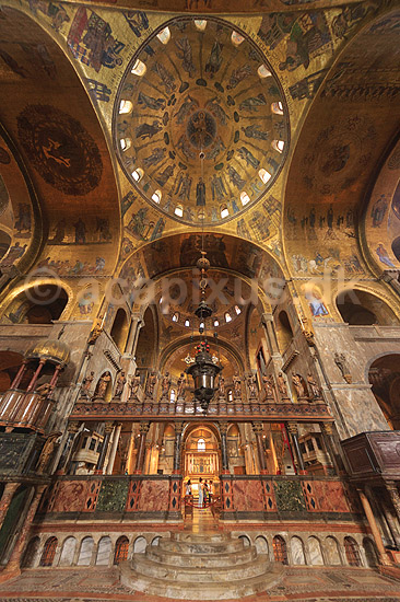 Venedig. Kirkerummet i Markuskirken (Saint Mark's Basilica) (Basilica Cattedrale Patriarcale di San Marco ) med forgyldte mosaikker; ; Venedig; Italien; ; sev�rdigheder; turisme