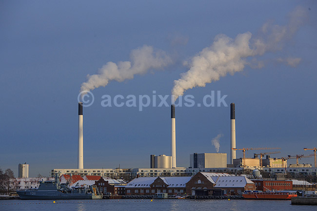 Amagerv�rket . Vattenfall Varmekraftv�rk med skorstene bag havnebassinet i K�benhavn; ; K�benhavn; Danmark; ; ; Kraftvarmev�rk, Kraftvarmev�rker, varme, kraftv�rk, CO2, energi, fjernvarme 