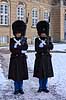 Gardere. To soldater fra Livgarden p� Amalienborg Slotsplads  K�benhavn Danmark   Livgarde, bj�rnehue, gev�r, soldat, bajonetter