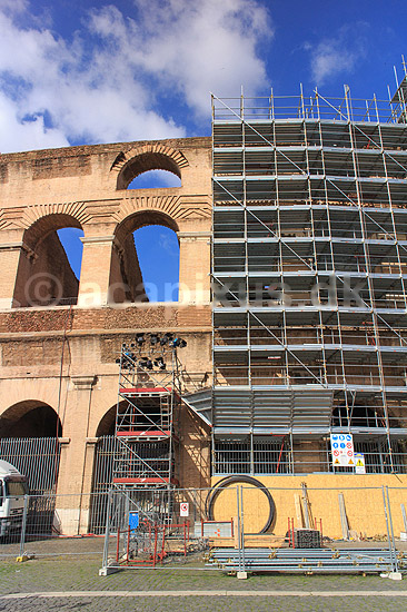 Colosseum. Stilladser ved Colosseum i Rom; ; Rom; Italien; ; Sev�rdigheder; romerriget, gladiatorkampe, turistsev�rdigheder, teatre, Colosseo, Coloseum, Collosseum, Colloseum
