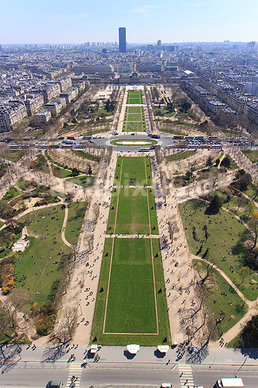 Champ de Mars. Champ de Mars og Paris set fra toppen af Eiffel T�rnet; ; Tour Eiffel / Paris; Frankrig; ; Sev�rdigheder; 
