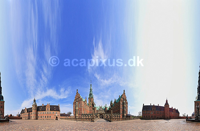 Frederiksborg. 360 graders panorama fra den ydre g�rdsplads p� Frederiksborg Slot.; ; Hiller�d; Danmark; ; sev�rdigheder; slotte, arkitektur, borge, panoramaer
