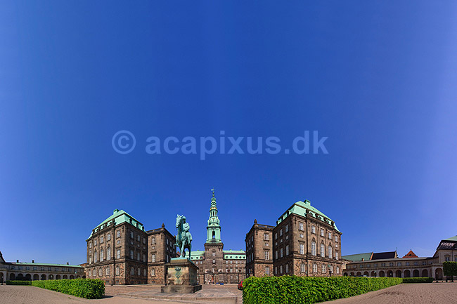 Christiansborg. 180 graders panorama af rytterstatuen af Christian den 9ende foran Christiansborg Slot; ; K�benhavn; Danmark; ; sev�rdigheder; slotte, arkitektur, borge, konged�mmet, monarki, panoramaer