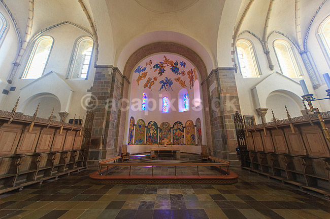 Ribedomkirke. Ateret i Ribe Domkirke (Vor Frue Kirke Maria) - apsis dekoreret med kalkmalerier, glasmalerier og glasmosaikker af Carl Henning Pedersen; ; Ribe; Danmark; ; Sev�rdigheder; Kirker, Domkirker, kristendom, 