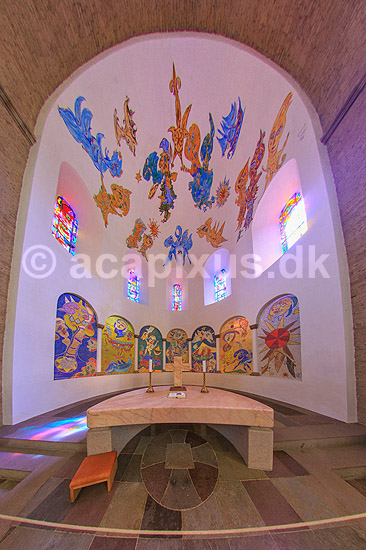 Ribedomkirke. Ateret i Ribe Domkirke (Vor Frue Kirke Maria) - apsis dekoreret med kalkmalerier, glasmalerier og glasmosaikker af Carl Henning Pedersen; ; Ribe; Danmark; ; Sev�rdigheder; Kirker, Domkirker, kristendom, 
