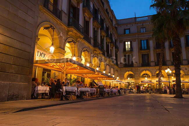 Plaza Real i Barcelona. Pla�a Reial i Barcelona. G�ster p� restauranter; ; Plaza Real / Barcelona; Spanien; ; ; Sev�rdigheder, pladser