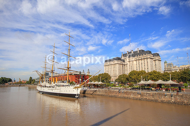 Buenos Aires. Sejlskib fort�jret ved kajen i Buenos Aires. Sarmiento Frigate Ship Museum, Buque Museo Fragata Sarmiento; ; Buenos Aires; Argentina; Sydamerika; ; 