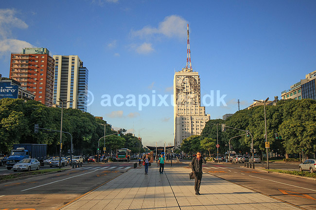 Buenos Aires. Trafik med fodg�ngere og biler p� Avenida 9 de Julio i Bienos Aires. I baggrunden Eva Peron kunstv�rk p� h�jhus; ; Buenos Aires; Argentina; Sydamerika; ; Evita