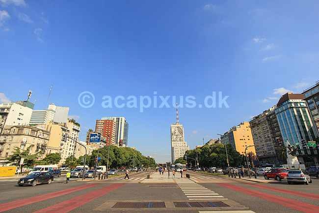 Buenos Aires. Trafik med fodg�ngere og biler p� Avenida 9 de Julio i Bienos Aires. I baggrunden Eva Peron kunstv�rk p� h�jhus; ; Buenos Aires; Argentina; Sydamerika; ; Evita