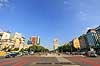 Buenos Aires. Trafik med fodg�ngere og biler p� Avenida 9 de Julio i Bienos Aires. I baggrunden Eva Peron kunstv�rk p� h�jhus  Buenos Aires Argentina Sydamerika  Evita