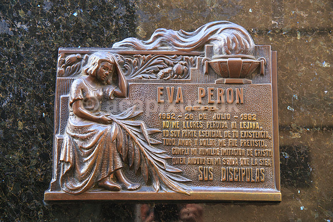 Eva Peron. Mindeplade p� Eva Perons gravmonument p� Recoleta kirkeg�rden i Buenos Aires; ; Buenos Aires; Argentina; Sydamerika; ; Cementerio de la Recoleta, Evita, kirkeg�rde
