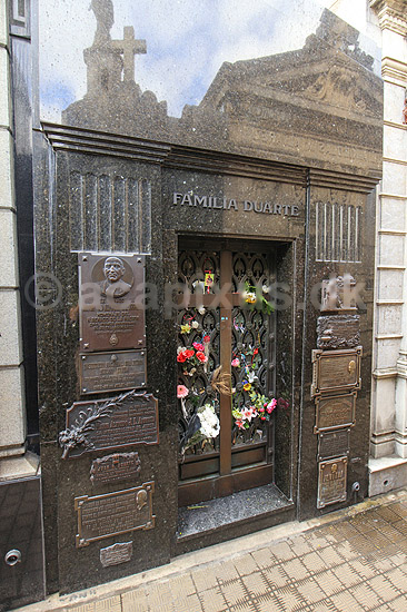 Eva Perons grav. Eva Peron 's gravmonumenter p� Cementerio de la Recoleta kirkeg�rde i Buenos Aires; ; Buenos Aires; Argentina; Sydamerika; ; kirkeg�rde, Familia Duarte