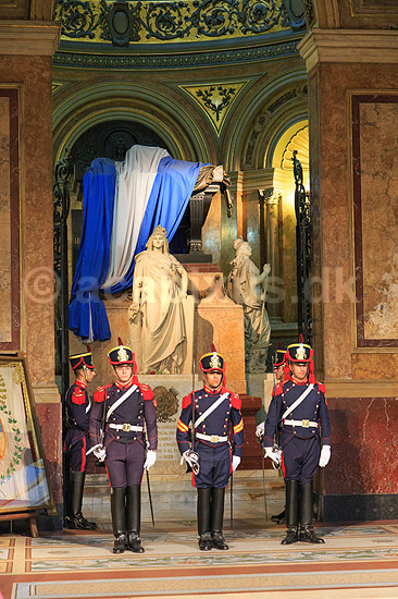 Catedral Metropolitana de Buenos Aires. �resvagter ved General San Mart�n's mausoleum, der er bevogtet af statuer repr�senterende Argentina, Peru and Chile i Catedral Metropolitana de Buenos Aires; ; Buenos Aires; Argentina; Sydamerika; ; Kirker, religion, kristendom