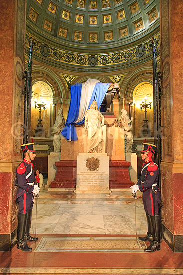 Catedral Metropolitana de Buenos Aires. �resvagter ved General San Mart�n's mausoleum, der er bevogtet af statuer repr�senterende Argentina, Peru and Chile i Catedral Metropolitana de Buenos Aires; ; Buenos Aires; Argentina; Sydamerika; ; Kirker, religion, kristendom