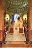 Catedral Metropolitana de Buenos Aires. �resvagter ved General San Mart�n's mausoleum, der er bevogtet af statuer repr�senterende Argentina, Peru and Chile i Catedral Metropolitana de Buenos Aires  Buenos Aires Argentina Sydamerika  Kirker, religion, kristendom