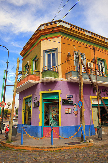 La Boca. Caminito gaden i La Boca i Buenos Aires. Gadens huse er bemalet i farvestr�lende farver; ; Buenos Aires; Argentina; Sydamerika; ; 
