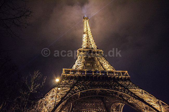Eiffelt�rnet. Eiffelt�rnet imod Paris nattehimmel; ; Tour Eiffel / Paris; Frankrig; ; Landskaber; Sev�rdigheder, st�l, metal, t�rne