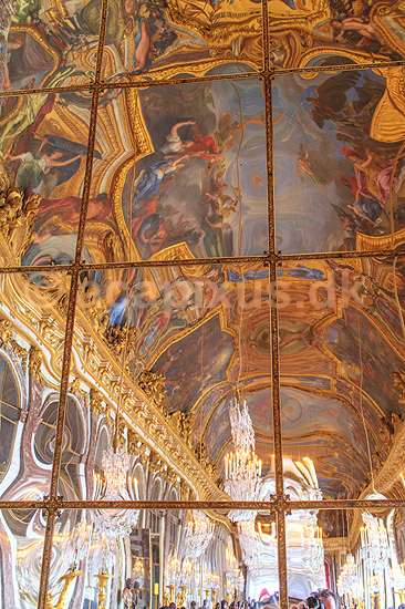 Versailles. Spejlsalen i Versailles spejlet i spejle (Hall of Mirrors, Grande Galerie, Galerie des Glaces); ; Chateau de Versailles / Paris; Frankrig; ; ; Sev�rdigheder