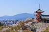 Kiyomizu-dera. Pagode i Kiyomizu-dera templet  Kiyomizudera / Kyoto Japan Asien  templer, buddisme, buddhism, buddistisk