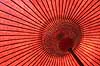Kasa Parasol. R�d parasol (kasa) af rispapir  Kyoto Japan Asien  m�nstre farver r�dt r�de
