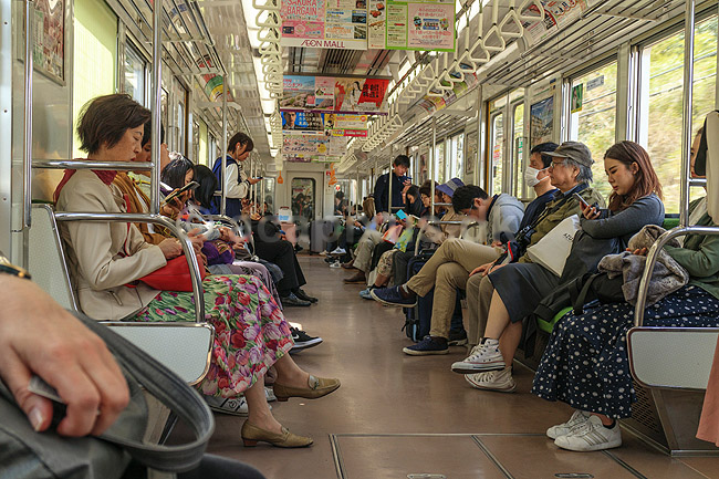 Togrejsende. Japanske togpassagerer i  tog p� vej imellem Kyoto og Nara; ; Kyoto; Japan; Asien; ; tog, transport, pendling, rejse, pendlere, jernbaner