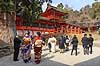 Japansk bryllup. Japansk brudepar poserer ved i Kasuga-Taisha Shrine templet i Nara   Kasuga-Taisha Shrine / Nara Japan Asien  templer, buddisme, buddhism, buddistisk