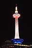 Kyoto Tower. Kyoto Tower belyst on aftenen  Kyoto Japan Asien  Udsigtst�rne